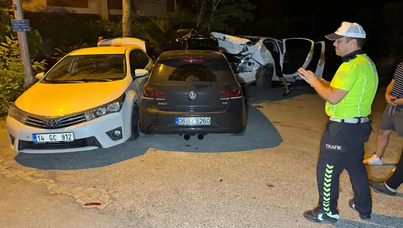 Alkollü Sürücü Sokakta Dehşet Saçtı: Üç Araca Çarptı!