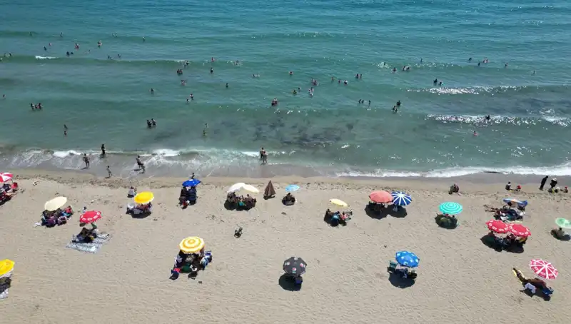 Tekirdağ’da Sıcak Havada Sahile Akın Eden Tatilcilerin Renkli Anları