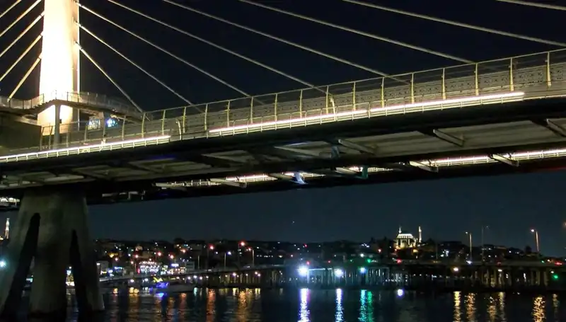 Metro Köprüsünden Denize Düşen Kişi İçin Arama Çalışmaları Devam Ediyor