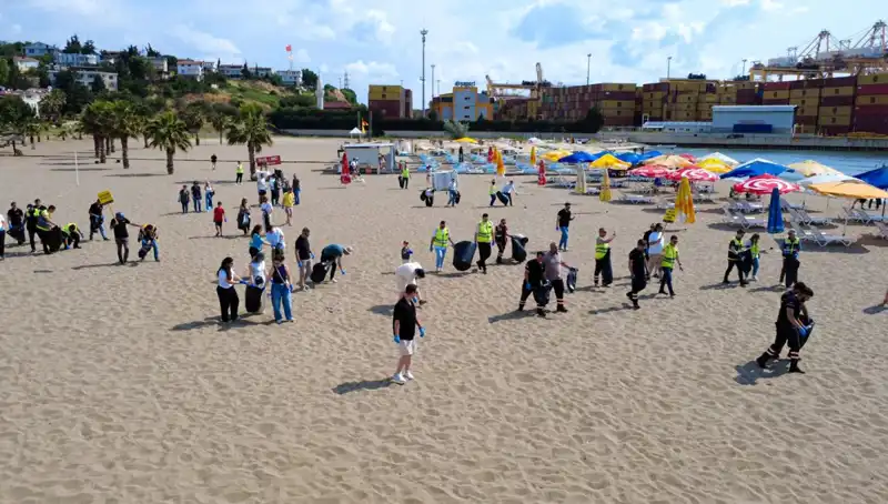 Plajlarda Çevre Temizliği: Doğa Severlerin Bir Araya Geldiği Etkinlik