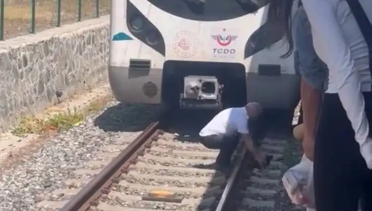 Marmaray Makinistinin İnanılmaz Dikkati: Raylarda Kediyi Kurtardı
