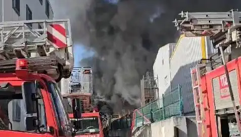 Tuzla’da Fabrika Yangını: Söndürme Çalışmaları Devam Ediyor