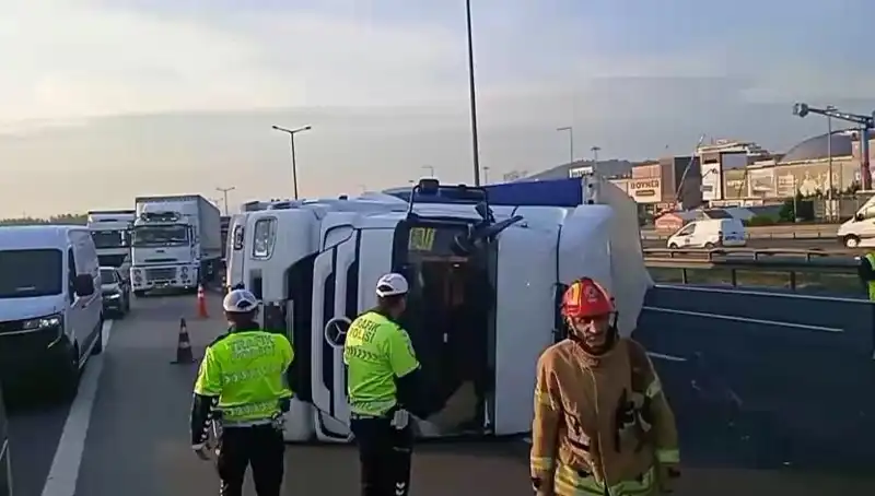 Pendik TEM Otoyolu'nda TIR Devrildi: İstanbul Yönünde Trajedi ve Yoğunluk