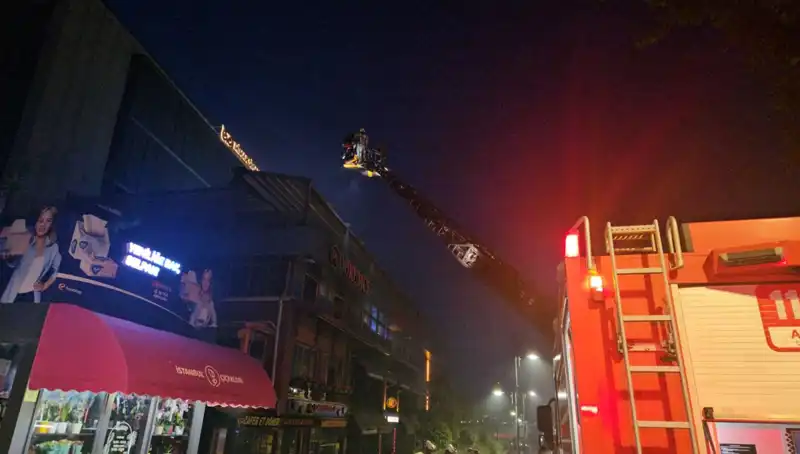 Beşiktaş'ta 3 Katlı Restoranda Korkutan Yangın: Yangın İşlemleri Devam Ediyor