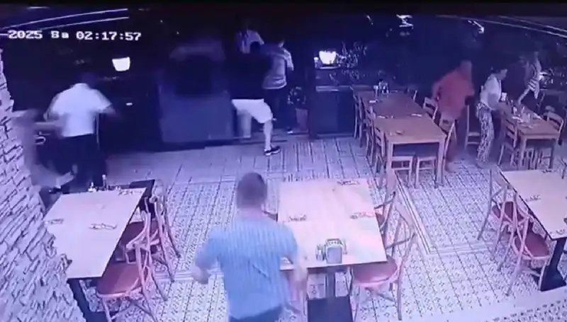 Deprem Anı Güvenlik Kamerasına Böyle Yansıdı: Şoke Eden Görüntüler