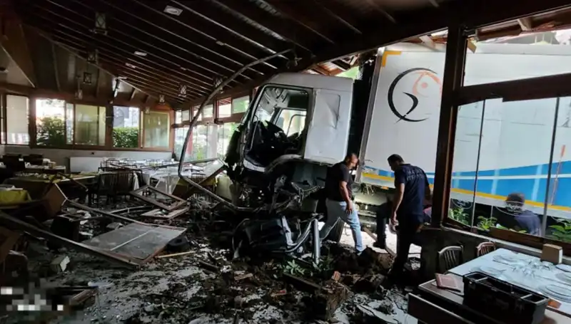 Freni Boşalan Kamyon, Restoranın Tam Ortasında Çarpıştı