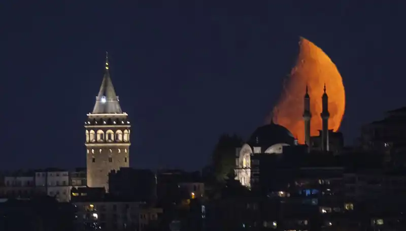 İstanbul'da Yarım Ay Görüntüsü Geceye Renk Katıyor