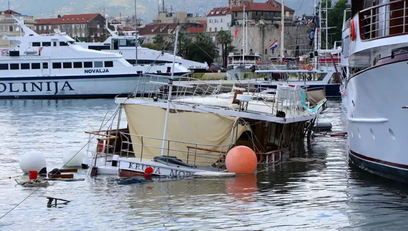 Hırvatistan'da Şiddetli Fırtına Feribotu Savaş Gemisini Batırdı