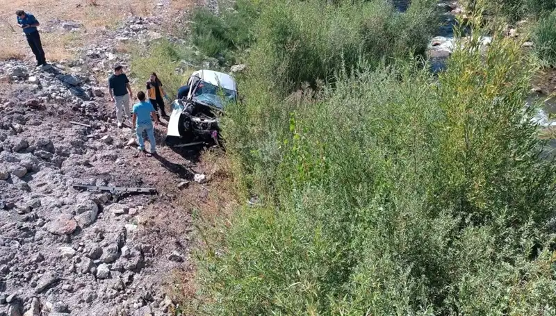 Sivas’ta Otomobil Dere Yatağına Düştü: İki Can Hayatını Kaybetti
