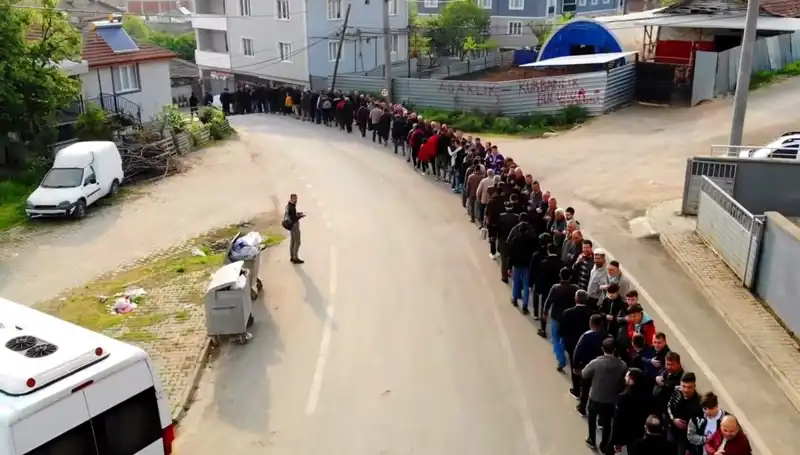 Bursa'nın O Mahallesinde Bayramlaşma Kuyruğu Geleneği Sürüyor