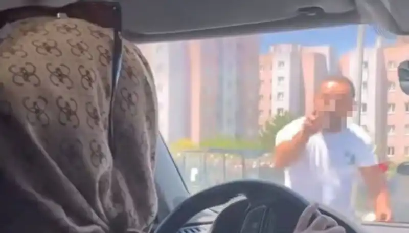 Trafikte Dehşet Anları: Aracını Yumruklayan Sürücüye İsyan!