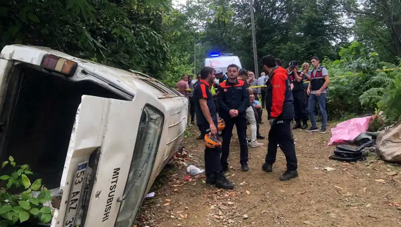 Rize’de Minibüs Kazası: Yamaçtan Yuvarlanan Araçta İki Can Kaybı, Üç Yaralı