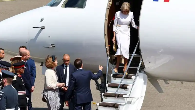 Macron Çiftinde Kriz Derinleşiyor: Eşi Elini Görmezden Geldi!