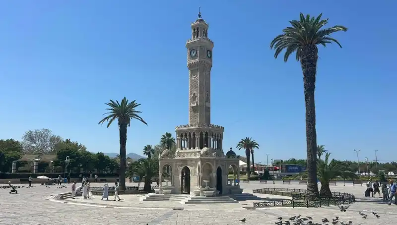 İzmir’de Sıcak Hava Dalgalanması: 42 Derece Sıcaklık Meydanları Boş Bıraktı
