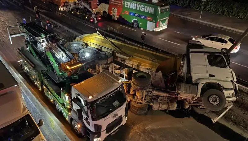 Moloz Yüklü Hafriyat Kamyonu Devrildi: Kazada Neler Oldu?