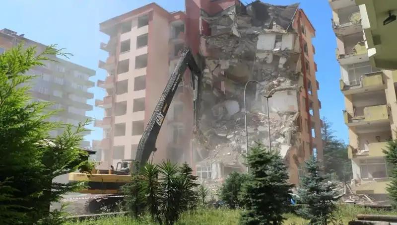 Dalgalar Değil, İki Bina Yıkılışıyla Tarihe Geçti: Olayın Ardındaki Gerçekler