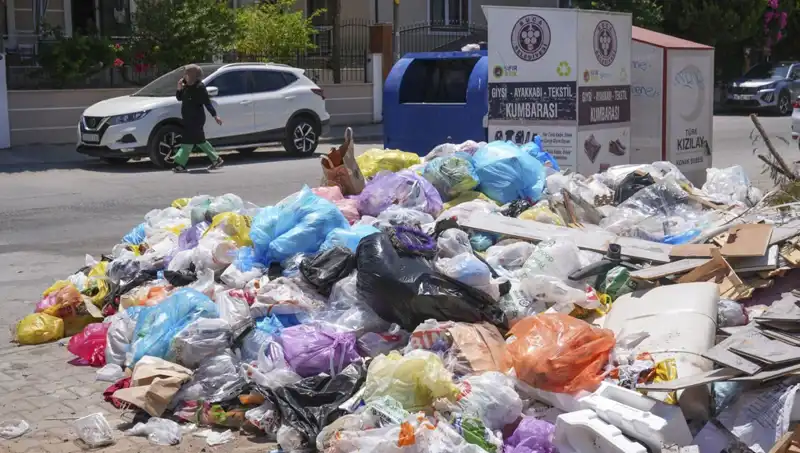 İzmir'de Çöp Yığınlarıyla Mücadele: Çözüm İçin Neler Yapılıyor?