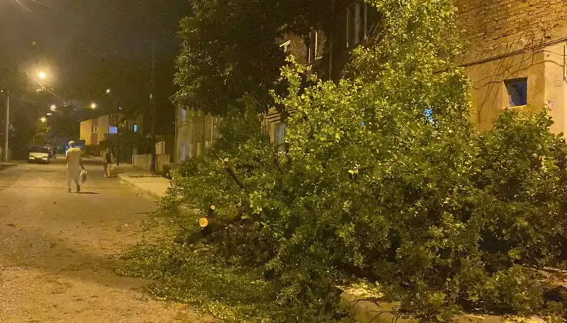 Karabük'te Fırtına Neden Olduğu Zararlarla Şehirde Hayat Durma Noktasına Geldi