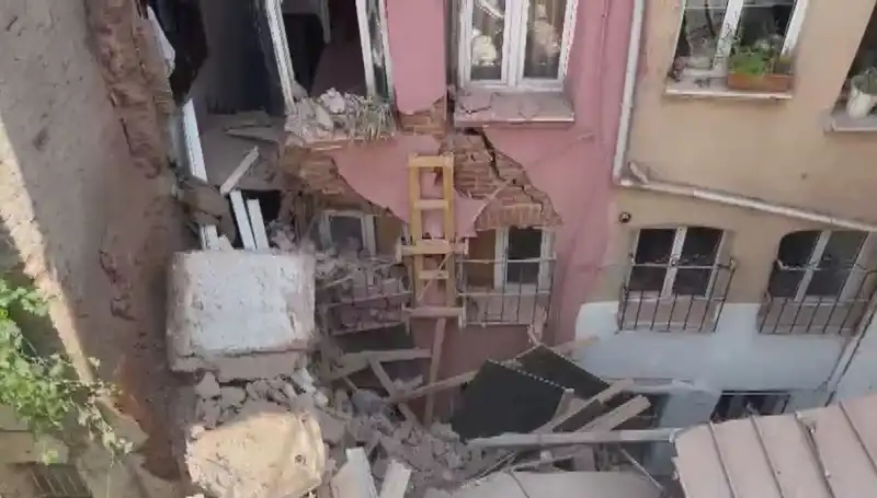 İstanbul'da Üç Katlı Binanın Balkonu Çöktü, Olayın Sebebi Ne?