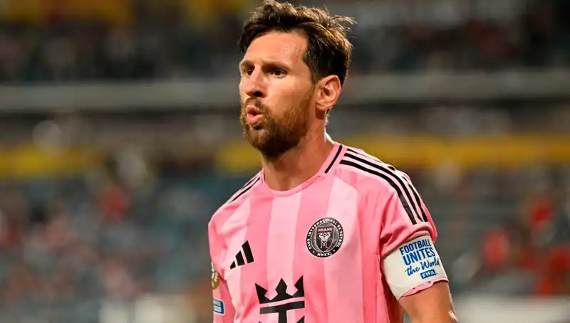 Messi'nin İlk Maçı: Direkten Dönen Son Dakika Şutu Heyecan Yarattı