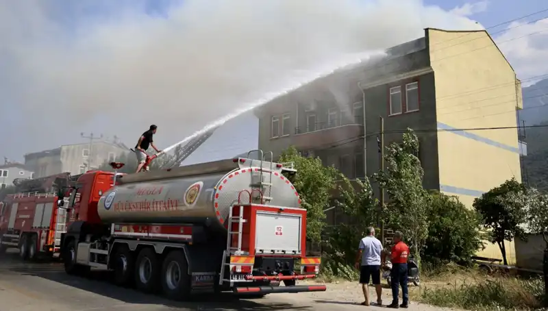 Çatı Katında Yangın: Mahalleyi Korkutan Olayın Ayrıntıları