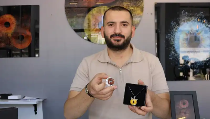 İris Fotoğraflarını Takı ve Tabloya Dönüştüren Sanatçı: İlk Uygulayıcı Kendisi