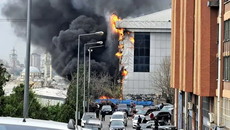 Başakşehir Sanayi Sitesinde Korkutan Yangın: Ekipler Hızla Müdahale Ediyor