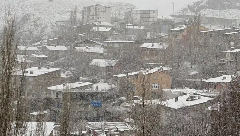 Hakkari'de Nisan Ayında Beklenmedik Kar Yağışı Meydana Geldi
