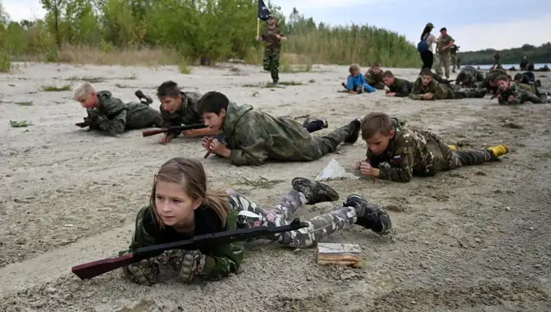 Rusya'daki Çocukların Askeri Eğitim Kampında Şaşırtan Gerçekler