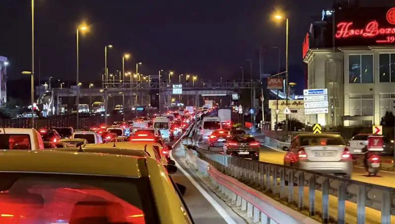 Yenibosna Metrobüs Yaya Üst Geçidinde Değişim: Yeni Proje ile Güvenlik Artacak