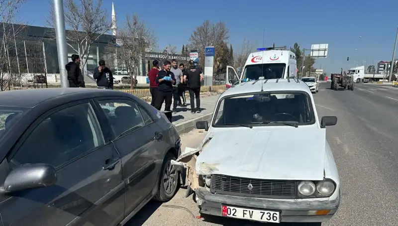 Park Halindeki Araca Çarpan Otomobil Kazası: Yaralı Var