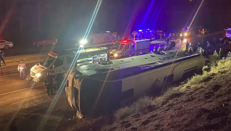 İşçi Servisi Şarampole Devrildi: 23 Kişi Yaralandı, Faciaya Ramak Kaldı!
