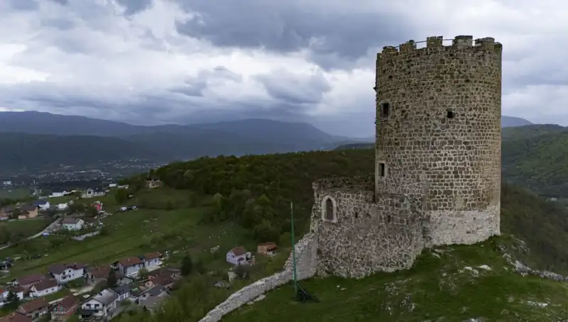 Bosna Hersek'teki Sokolac Kalesi: Tarih ve Doğanın Buluşma Noktası