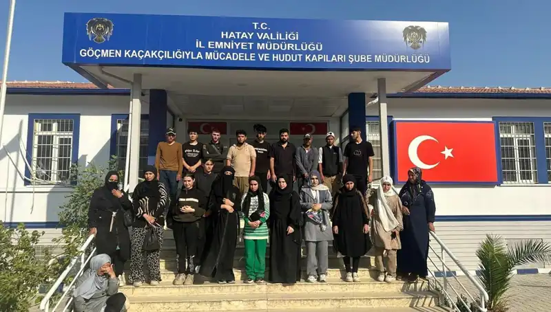 Türkiye'de Minibüste 24 Göçmen Yakalandı: Sınırda Yeni Kaçakçılık Yöntemleri