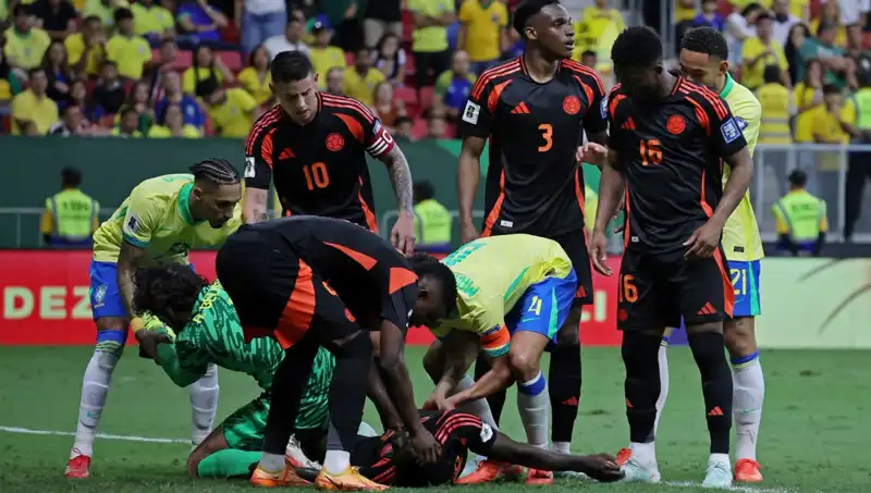 Galatasaraylı Davinson Sanchez'in Maçta Yaşadığı Korkunç Kaza Herkesi Şok Etti