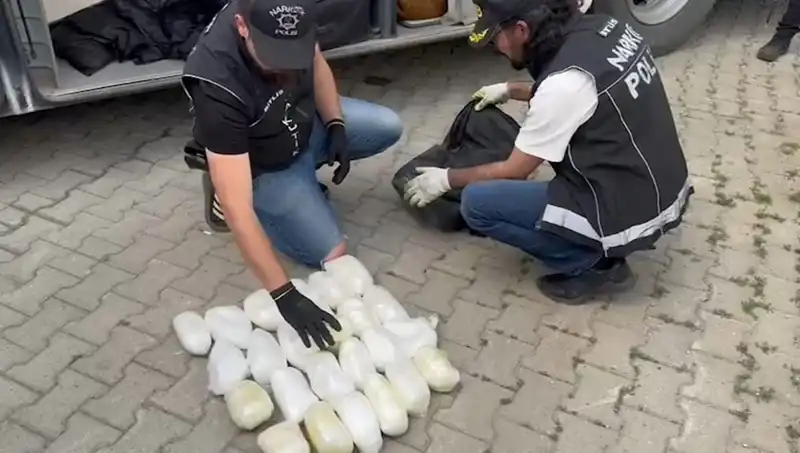 Yolcu Valizinde Şaşırtan Buluntu: 13 Kilo Metamfetamin Ele Geçirildi