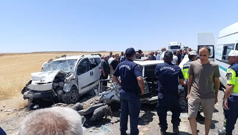 Trafik Kazası: Otomobil ve Hafif Ticari Araç Çarpıştı, 4 Kişi Hayatını Kaybetti