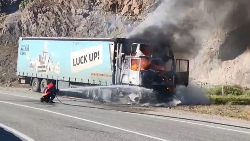 Seyir Halindeki TIR Alev Alev Yandı, Trafik Durma Noktasına Geldi!