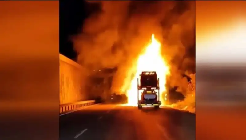 Otomobil Yüklü Tırda Yangın Çıktı: 8 Araç Kül Oldu