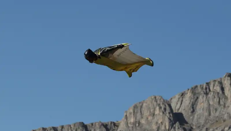 Erzincan'da Adrenalin Dolu 'Yarasa Adam' Atlayışı: 250 Km/Saat Hızla Uçuyorlar!