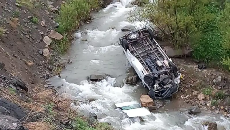 Hakkari’de Minibüs Devrildi: 2 Ölü, 3 Yaralı!