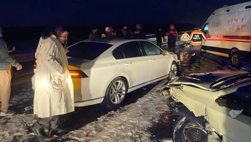 Aksaray'da Feci Trafik Kazası: 15 Yaralı, Araçlar Hurdaya Dönüştü!