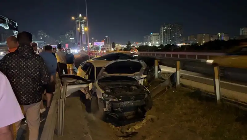 Yol Ayrımında Makas Aşarken Kaza: 2 Araç Derin Boşluğa Düştü