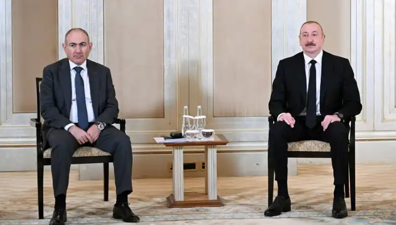 Aliyev ve Paşinyan'dan Tarihi Buluşma: Abu Dabi Barış Görüşmeleri