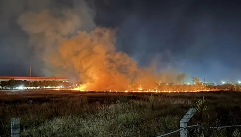 İzmir'de Gece Yarısı Patlayan Yangın, Şehirde Korku Dolu Anlar Yarattı