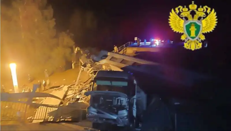 Rusya'da Köprü Faciası: Trenin Üzerine Çöken Yapı Korkunç Sonuçlar Doğurdu