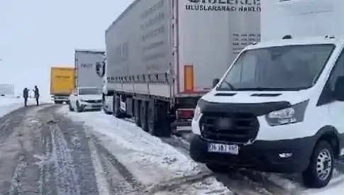 Kars-Ardahan Karayolunda Kar Yağışı: TIR'lar Saplandılar, Kriz Büyüyor