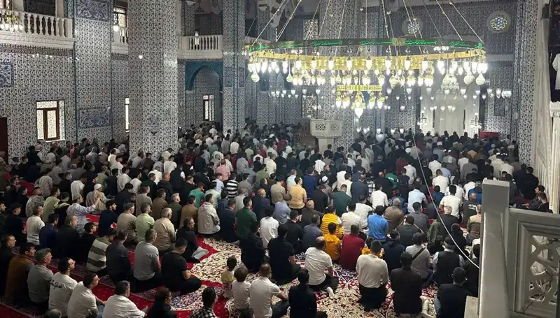Iğdır’da Duygusal Anlar: İlk Bayram Namazı Coşkuyla Kılındı
