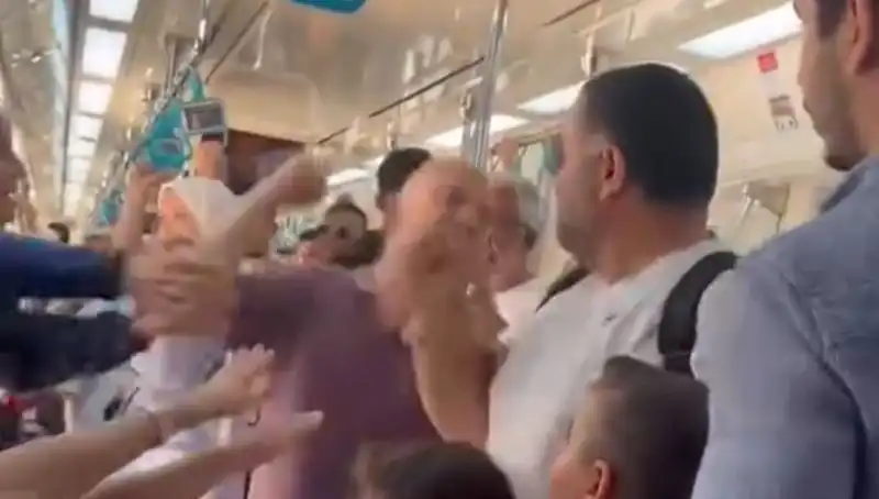 Marmaray'da Yumruklu Kavga: Pençelerini Gömleğine Geçiren Gençlerin Karşılaşması
