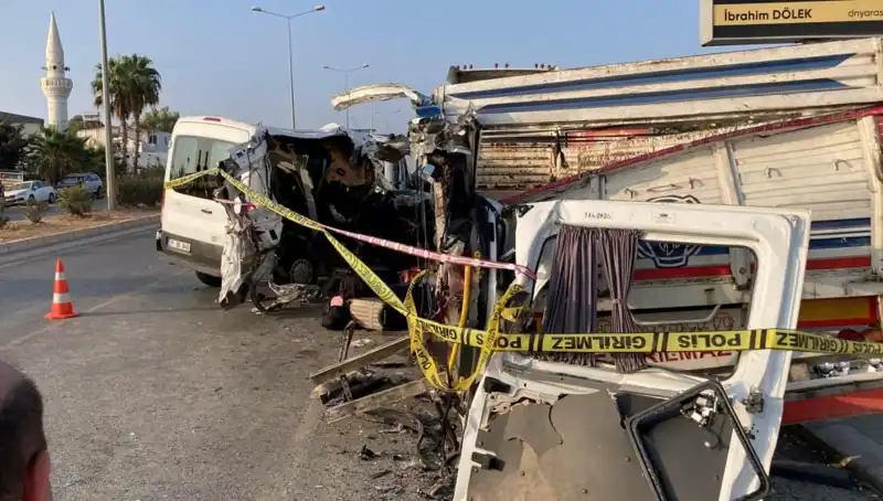 Mersin'de Tatil Yolunda Korkunç Kaza: İki Can Gitti, 10 Yaralı Var!